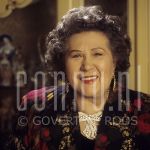 12-02-1993 Zangeres Zonder Naam, Mary Servaes at home in Stramproy.

[keywords]Posed, Eyecontact, Smiling[/keywords]